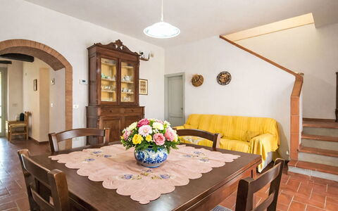 Bucine 690: Mueble, Diseño De Interiores, Piso, Madera, Mesa, Techo, Suelo, Habitación, Comedor, Cocina Y Comedor Mesa