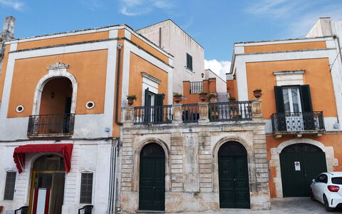 Carovigno: Arquitectura, Edificio, Arco, By, Propiedad, Barrio, Casa, Fachada, Cielo, Área Urbana
