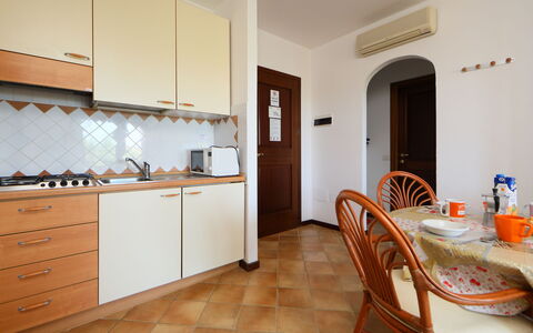 Porto San Paolo 200: Mueble, Gabinetes, Mostrador, Edificio, Cocina, Silla, Madera, Naranja, Diseño De Interiores, Piso