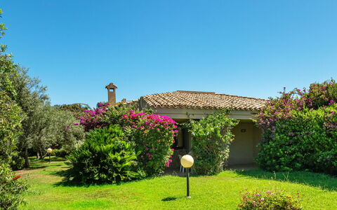 Villasimius 300: Arbusto, Jardín, Inmuebles, Casa De Campo, Cabaña, Césped, Hacienda, Paisajismo, Eco Hotel