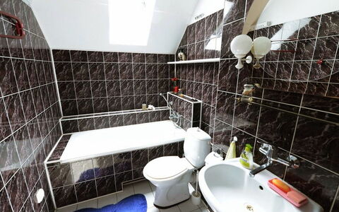 Dom Pod Sosnami: Baño, Propiedad, Habitación, Diseño De Interiores, Arquitectura, Edificio, Loseta, Bienes Raíces, Casa, Suelo