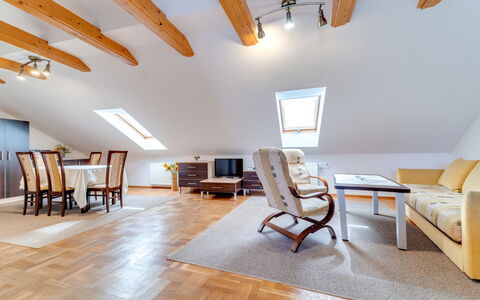 Królowej Jadwigi: Mueble, Propiedad, Mesa, Silla, Madera, Diseño De Interiores, Naranja, Arquitectura, Sala, Ventilador De Techo
