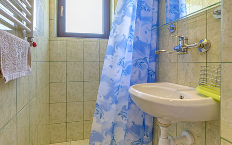 Bukowina-Czarna Gora 100: Arreglo De Tubería, Grifo, Propiedad, Lavabo, Edificio, Lavabo Del Baño, Púrpura, Baño, Azul, Azur
