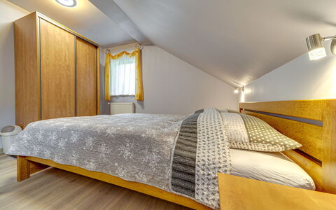 Kubaczka: Cama, Diseño De Interiores, Habitación, Madera, Piso, Techo, Suelo, Lecho, Mueble, Sábana
