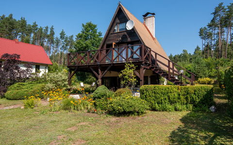 Borek Sulęcki: Cabaña, Jardín, Césped, Casa De Campo, Paisajismo, Inmuebles, Sombra, Yarda, Hojas Perennes