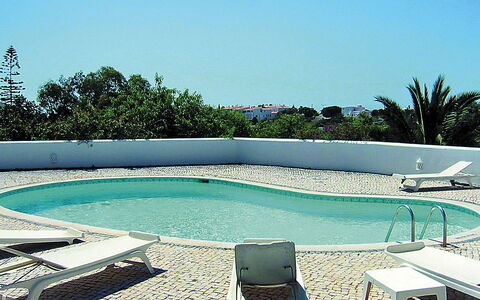 Doroteia: Piscina, Propiedad, Sunlounger, Mueble Para Exteriores, Ocio, Casa, Vacaciones, Bienes Raíces, Arquitectura, Árbol
