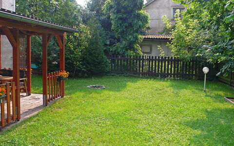 Hodkovičky: Propiedad, Yarda, Patio Interior, Hierba, Césped, Casa, Jardín, Árbol, Casa, El Terreno Del Lote