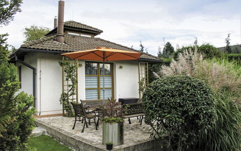 Petříkov: Cielo, Planta, Propiedad, Nube, Edificio, Ventana, Árbol, Botánica, Casa, Puerta