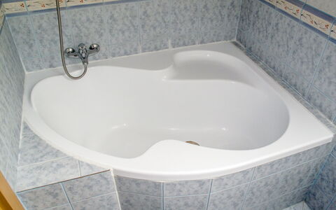 Fojtka: Marrón, Bañera, Grifo, Arreglo De Tubería, Propiedad, Baño, Rectángulo, Madera, Suelo