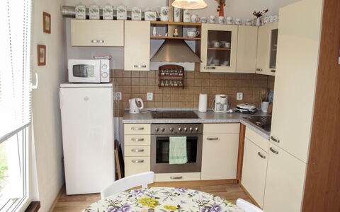 Fojtka: Gabinetes, Mostrador, Propiedad, Lavabo, Cocina, Estufa De Cocina, Madera, Diseño De Interiores, Encendiendo, Electrodoméstico
