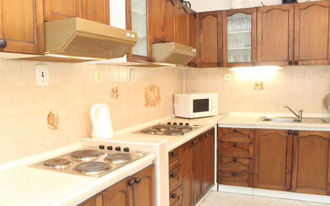 Karlovka: Mostrador, Propiedad, Habitación, Cocina, Gabinetes, Mueble, Lavabo, Edificio, Suelo, Casa