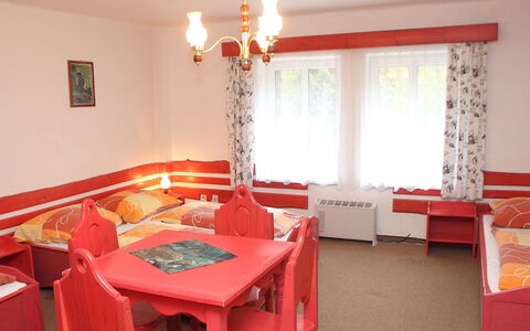 Karlovka: Habitación, Propiedad, Rojo, Comedor, Diseño De Interiores, Mueble, Naranja, Edificio, Suelo, Casa