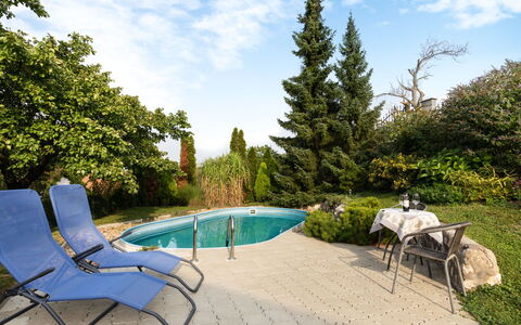 Horní Věstonice: Nube, Planta, Agua, Cielo, Mueble, Propiedad, Piscina, Mesa, Sombra, Mueble Para Exteriores