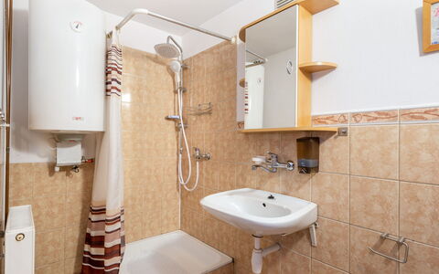 Lhotka Nad Bečvou: Marrón, Grifo, Espejo, Arreglo De Tubería, Lavabo Del Baño, Lavabo, Propiedad, Baño, Planta, Diseño De Interiores