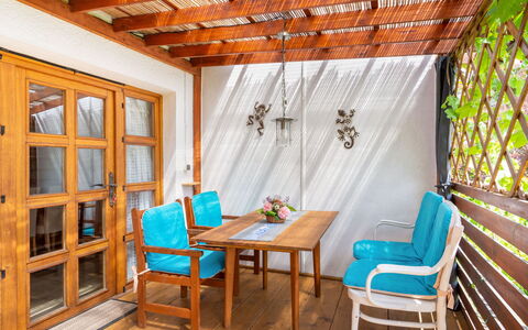 Lhotka Nad Bečvou: Mueble, Edificio, Propiedad, Mesa, Silla, Ventana, Madera, Diseño De Interiores, Suelo, Casa