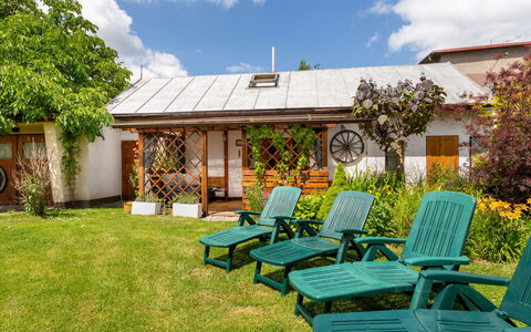 Lhotka Nad Bečvou: Nube, Cielo, Planta, Propiedad, Mueble, Edificio, Ventana, Árbol, Sombra, Mueble Para Exteriores