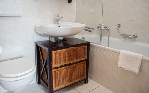 Daphné a 32: Arreglo De Tubería, Propiedad, Lavabo, Espejo, Grifo, Lavabo Del Baño, Baño, Diseño De Interiores, Suelo, Piso