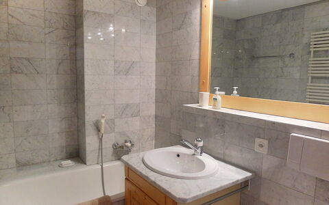 Villars 787: Baño, Propiedad, Habitación, Loseta, Pared, Grifo, Lavabo Del Baño, Mueble De Baño, Accesorio De Baño, Diseño De Interiores
