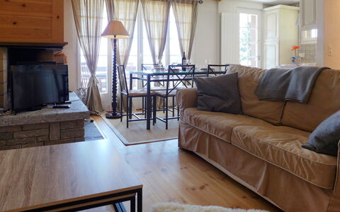 Savoie 1: Sala, Habitación, Mueble, Propiedad, Diseño De Interiores, Suelo, Mesa, Edificio, Cortina, Casa