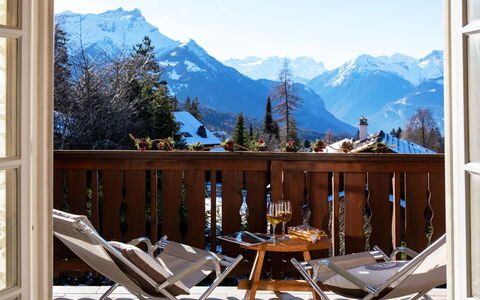 Villars 995: Cielo, Montaña, Propiedad, Mueble, Naturaleza, Mesa, Azur, Ventana, Madera, Silla