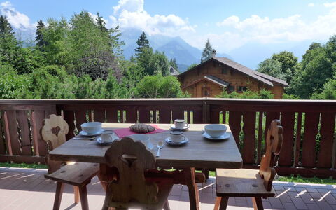 Villars 995: Propiedad, Mesa, Mueble, Restaurante, Casa, Mesa Al Aire Libre, Habitación, Bienes Raíces, Edificio, Cabaña