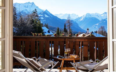 Villars 995: Cielo, Montaña, Propiedad, Mueble, Naturaleza, Mesa, Azur, Ventana, Madera, Silla