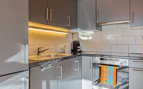 Le Bouveret 100: Mostrador, Gabinetes, Edificio, Grifo, Mueble, Cocina, Estufa De Cocina, Aparato De Cocina, Lavabo, Electrodoméstico