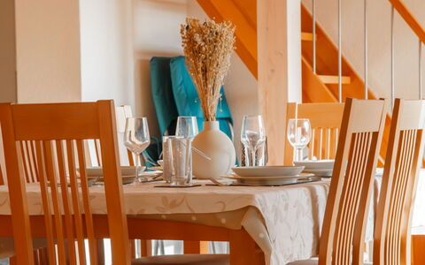 Le Bouveret 100: Mueble, Madera, Diseño De Interiores, Piso, Silla, Naranja, Marrón, Suelo, Mesa, Comedor