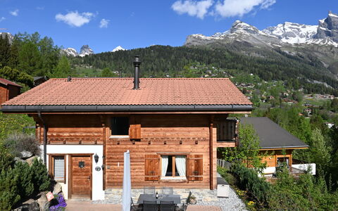 Ecureuil Noir: Nube, Cielo, Propiedad, Edificio, Montaña, Planta, Ventana, Paisaje Natural, Madera, Árbol