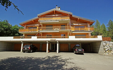 Heida a 4: Cielo, Edificio, Propiedad, Ventana, Coche, Árbol, Casa, Rueda, Fachada