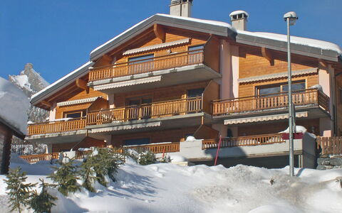 Heida a 4: Cielo, Edificio, Nieve, Ventana, Pendiente, Planta, Casa, Barrio Residencial, Árbol, Fachada
