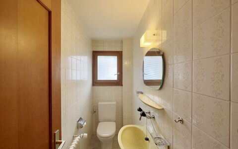 Pierreval 18: Grifo, Lavabo, Espejo, Arreglo De Tubería, Lavabo Del Baño, Baño, Madera, Edificio, Diseño De Interiores