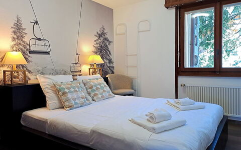Mondzeu A258: Cama, Mueble, Diseño De Interiores, Lecho, Habitación, Sábana, Pared, Habitación, Piso, Suelo