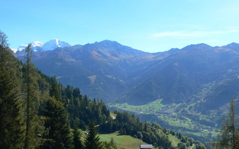 Mondzeu A258: Cielo, Montaña, Nube, Planta, Paisaje Natural, Árbol, Alerce, Pendiente, Terreno, Banco