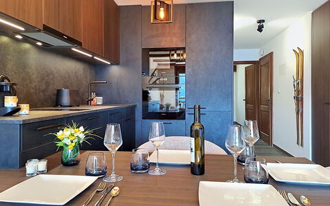 Mondzeu A258: Mueble, Diseño De Interiores, Cocina, Mostrador, Piso, Pared, Madera, Lámpara, Techo, Suelo