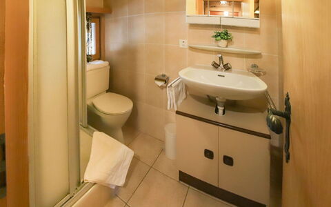 Château Lapin: Grifo, Espejo, Arreglo De Tubería, Lavabo Del Baño, Lavabo, Mueble, Propiedad, Gabinetes, Mueble De Baño, Edificio