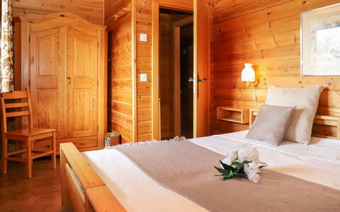 Château Lapin: Mueble, Edificio, Propiedad, Comodidad, Madera, Naranja, Marco De La Cama, Suelo, Almohada, Bienes Raíces