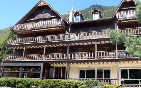 Champex 150: Planta, Cielo, Ventana, Edificio, Árbol, Madera, Ocio, Casa, Fachada