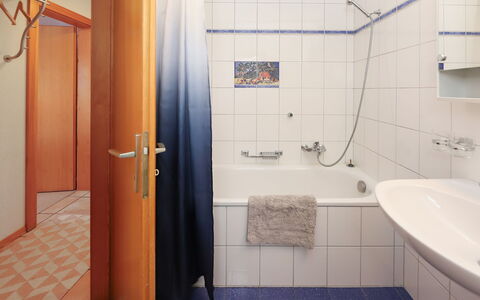 Lara: Baño, Arreglo De Tubería, Piso, Diseño De Interiores, Suelo, Bañera, Plomería, Grifo, Lavabo Del Baño, Habitación