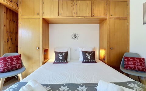 Mont-Rouge: Mueble, Diseño De Interiores, Cama, Suelo, Habitación, Piso, Pared, Madera, Techo, Habitación