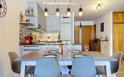 Mont-Rouge: Mueble, Diseño De Interiores, Lámpara, Pared, Silla, Piso, Techo, Madera, Cocina Y Comedor Mesa, Comedor