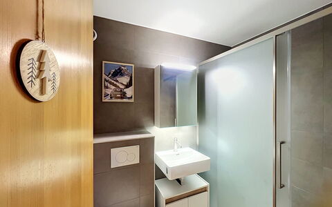 Mont-Rouge: Piso, Diseño De Interiores, Pared, Suelo, Arreglo De Tubería, Madera, Techo, Encendiendo, Baño, Lavabo