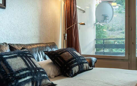Montfort 10A: Propiedad, Mueble, Comodidad, Azur, Madera, Edificio, Textil, Diseño De Interiores, Marco De La Cama, Arquitectura