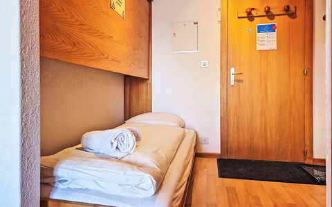 Foret E3: Cama, Habitación, Litera, Sábana, Lecho, Pared, Suelo, Piso, Diseño De Interiores, Madera