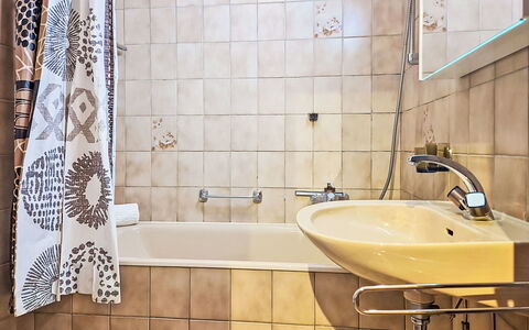 Foret E3: Baño, Arreglo De Tubería, Lavabo Del Baño, Diseño De Interiores, Piso, Suelo, Lavabo, Bañera, Grifo, Baño