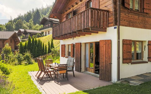 Chalet Picardie: Planta, Edificio, Propiedad, Ventana, Cielo, Árbol, Madera, Silla, Puerta, Barrio Residencial