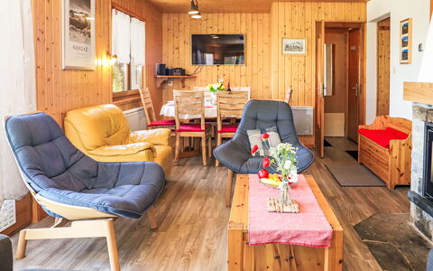 Chalet Picardie: Mesa, Mueble, Sofá, Madera, Diseño De Interiores, Comodidad, Silla, Piso, Sala, Planta De Casa