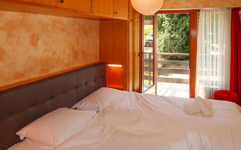 Nendaz 600: Mueble, Comodidad, Edificio, Madera, Textil, Naranja, Sombra, Encendiendo, Diseño De Interiores, Suelo