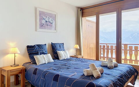Nendaz 660: Mueble, Diseño De Interiores, Madera, Suelo, Piso, Habitación, Cama, Habitación, Linos, Departamento
