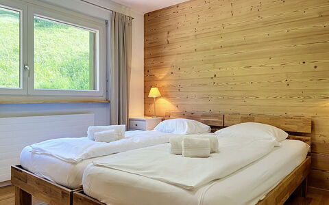 Nendaz 150: Cama, Diseño De Interiores, Habitación, Mueble, Madera, Techo, Piso, Sábana, Lecho, Suelo